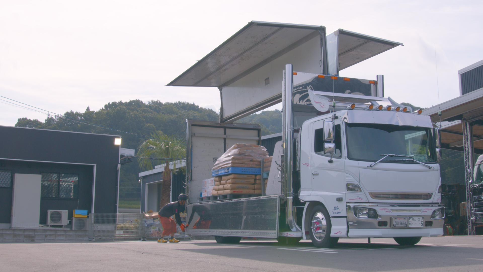 サービス③_トラック_荷物 トラック_荷物