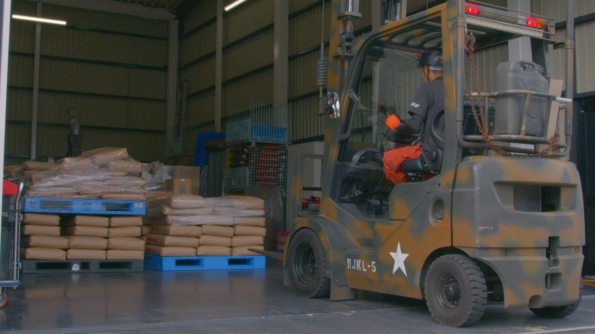 サービス③_フォークリフト_荷物 フォークリフト_荷物